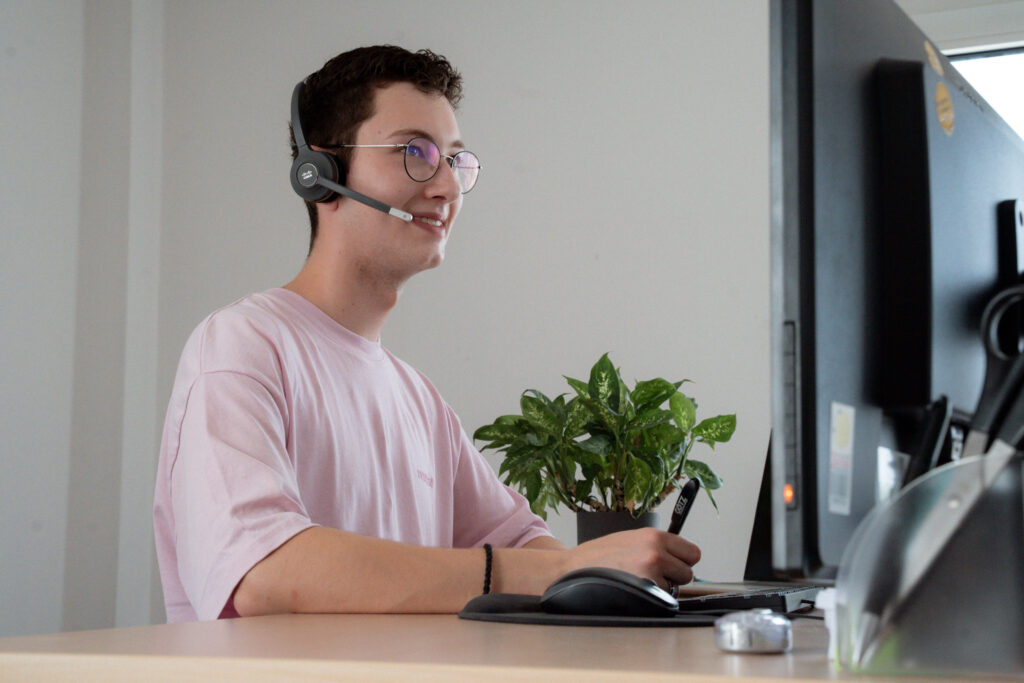 Junger Mann arbeitet an Schreibtisch